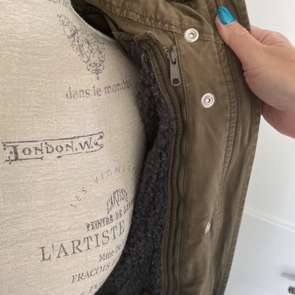 The Gap cargo style jacket, faux fur hood, military green, size medium - Picture 4 of 5